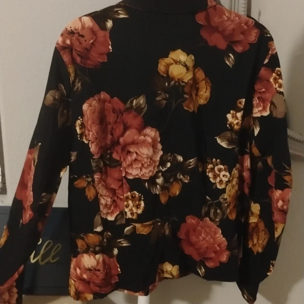 Floral Zip-up Long Sleeve Blouse - Picture 3 of 3